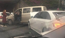 小车相撞的爆料视频播放,事故现场触目惊心